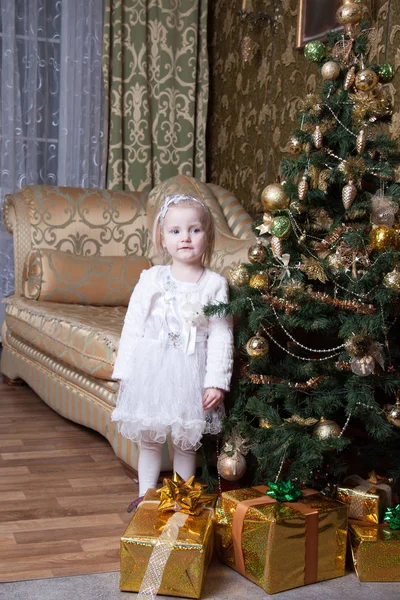 Girl Decorated Christmas Tree — ストック写真