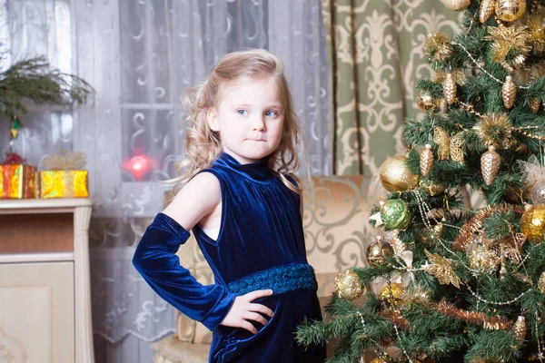 Chica Cerca Árbol Navidad Decorado — Foto de Stock