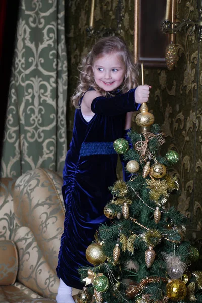 Menina Perto Uma Árvore Natal Decorada — Fotografia de Stock