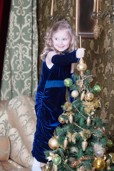 Chica Cerca Árbol Navidad Decorado — Foto de Stock