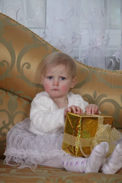 Chica Vestido Blanco Sentado Con Regalo Sofá Oro — Foto de Stock