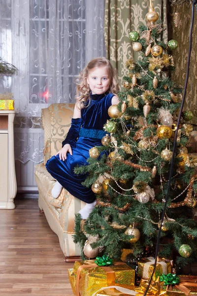 Dívka Blízkosti Zdobené Vánoční Stromeček — Stock fotografie