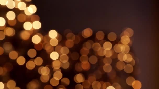 mouvement d'un grand nombre de lumières floues jaunes 