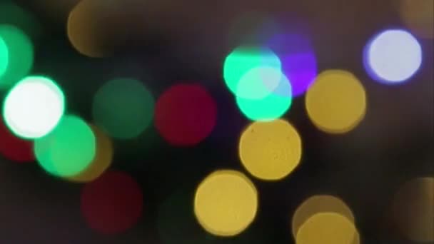 Luces borrosas inmóviles grandes intermitentes rojas, amarillas, verdes, azules y púrpuras — Vídeo de stock