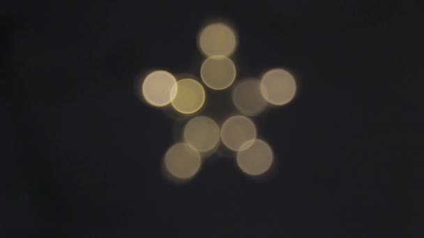 Una estrella de cinco puntas de luces blancas borrosas se apaga y se enciende — Vídeos de Stock