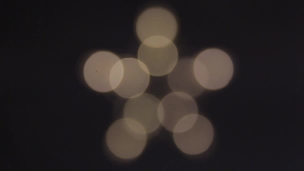Una stella a cinque punte di luci bianche sfocate si spegne e si illumina — Video Stock