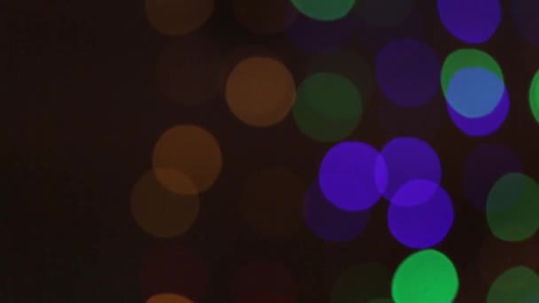 Mouvement d'un groupe de lumières floues de rouge, jaune, vert et bleu — Video