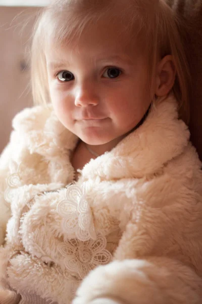 Niña Una Chaqueta Mullida Blanca Decorada Con Flores Encaje — Foto de Stock