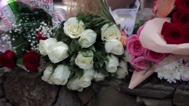 Camera Beweegt Voorbij Boeketten Bloemen — Stockvideo