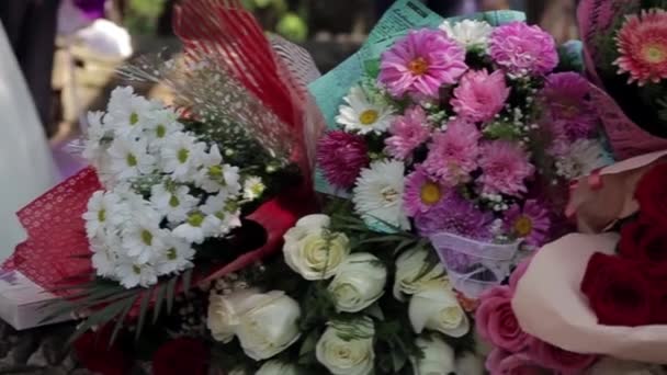 Kamera Çiçek Buketlerinin Önünden Geçiyor — Stok video