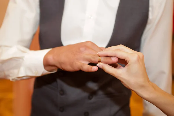 Novia Pone Anillo Bodas Novio — Foto de Stock