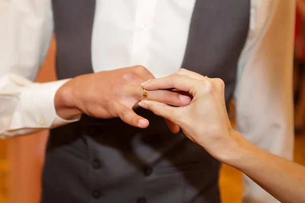 Bride Puts Wedding Ring Groom — 스톡 사진