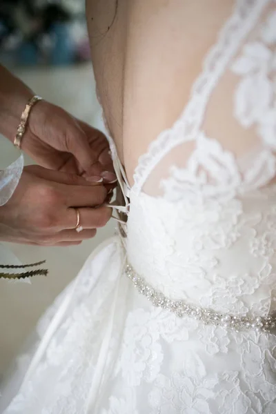 Dama Honor Atando Los Cordones Novia Del Corsé — Foto de Stock