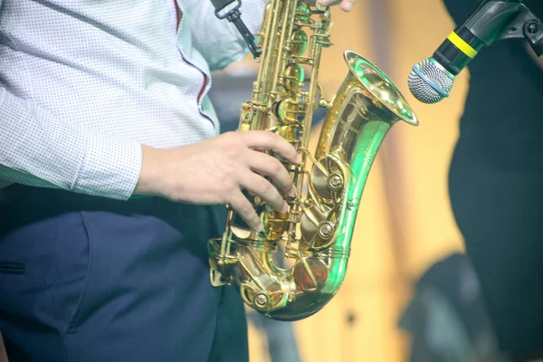 Hombre Toca Saxofón Músico Escenario —  Fotos de Stock