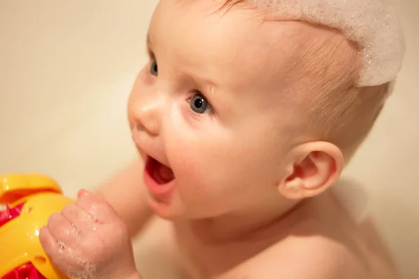 Bambina Bagna Una Vasca Bagno Con Ippopotamo Giocattolo — Foto Stock