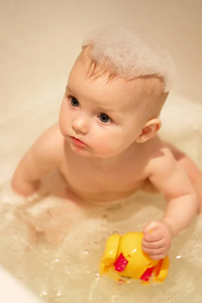 Bambina Bagna Una Vasca Bagno Con Ippopotamo Giocattolo — Foto Stock