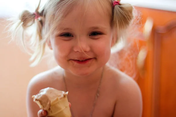 Kız Dondurma Yiyor — Stok fotoğraf