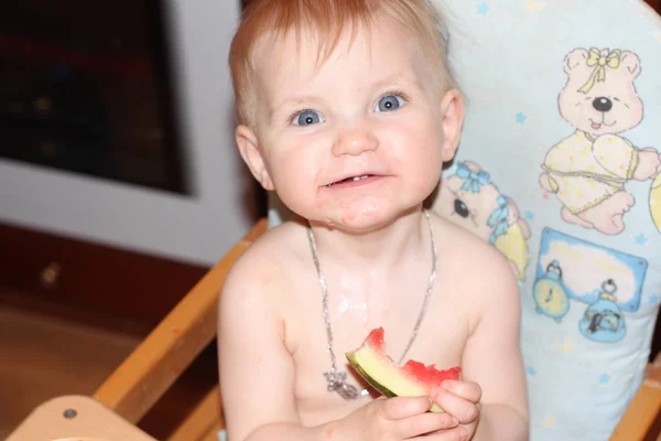 Gadis Kecil Duduk Meja Anak Anak Dan Makan Semangka — Stok Foto