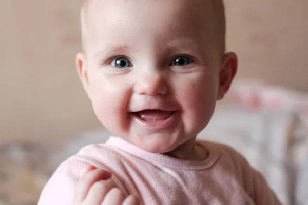 Portret Małej Dziewczynki Która Robi Miny Uśmiecha Się — Zdjęcie stockowe