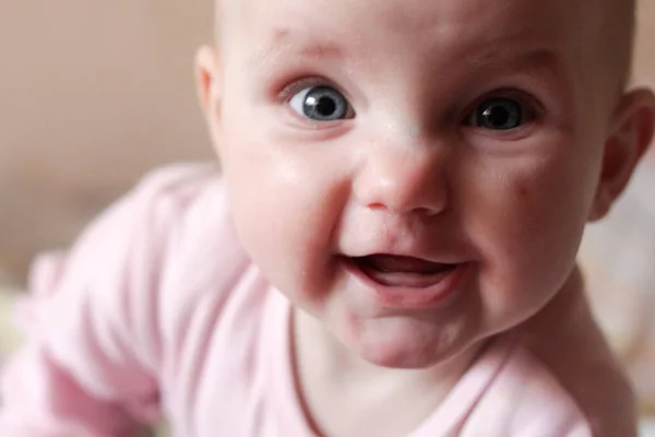 Retrato Una Niña Que Hace Rostros Sonrisas — Foto de Stock