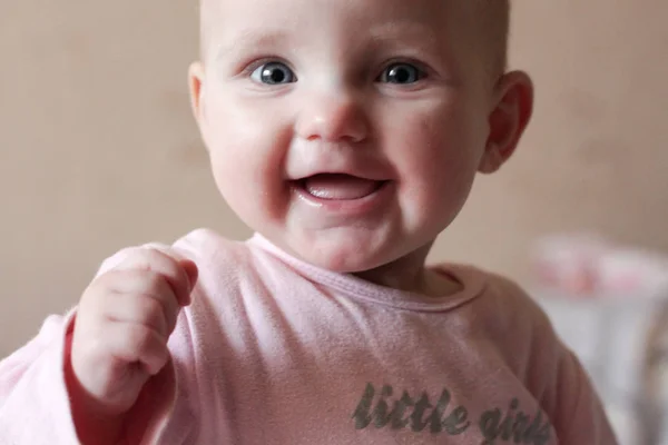 Portrait Little Girl Who Makes Faces Smiles — Stock Photo, Image