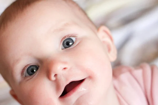 Ritratto Una Bambina Che Volti Sorrisi — Foto Stock
