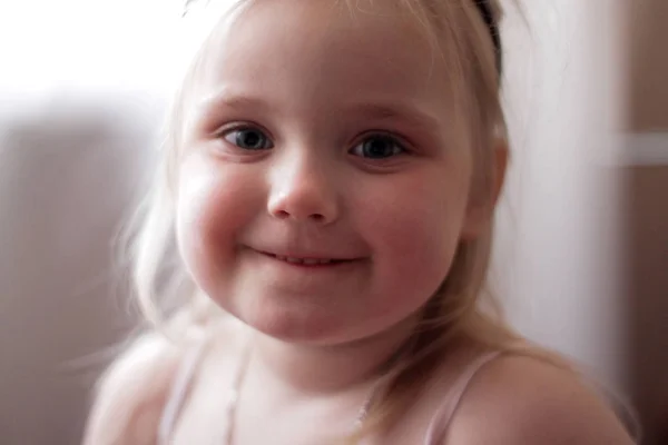 Retrato Uma Menina Sorridente — Fotografia de Stock