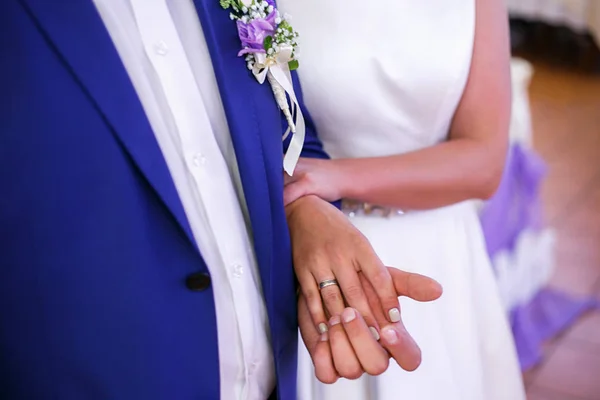 Bride Holds Groom Elbow — Stock Photo, Image