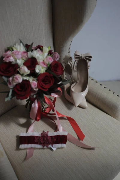 Wedding Accessories Beige Armchair Bride Bouquet Red Pink Roses Women — Stock Photo, Image