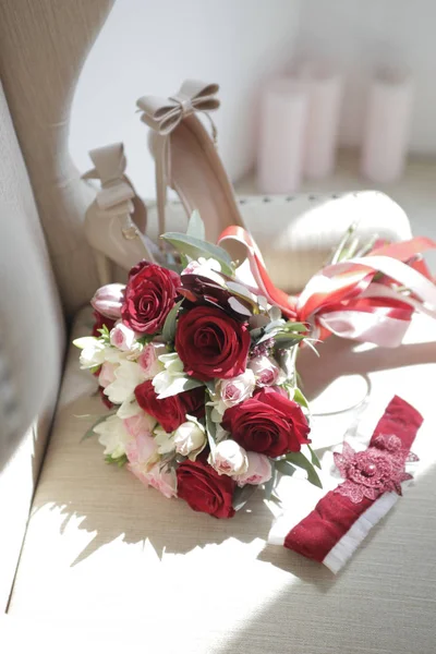 Wedding Accessories Beige Armchair Bride Bouquet Red Pink Roses Women — ストック写真