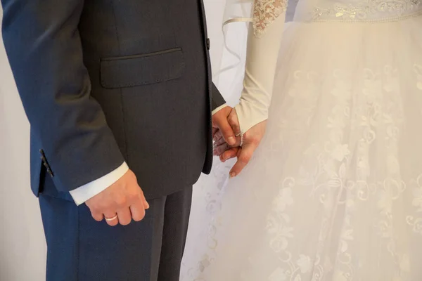 Bride Holds Groom Hand — Stock Photo, Image