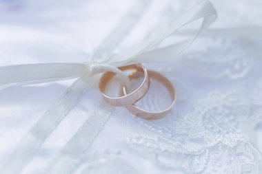 Yastıktaki alyanslar