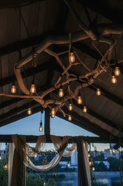 Işıklı ağaç dallarından yapılmış dekoratif avize.