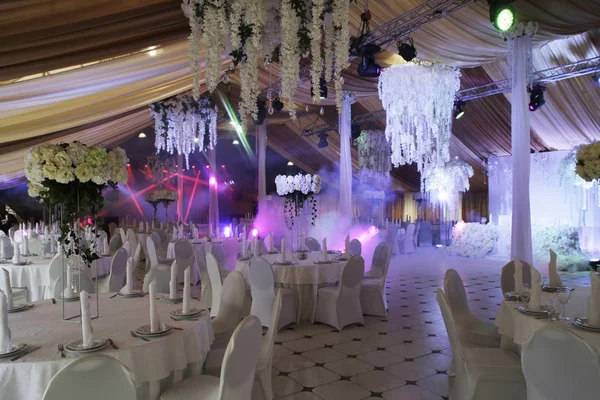 Una Habitación Para Banquete Blanco Decorado Con Arreglos Florales Iluminado — Foto de Stock
