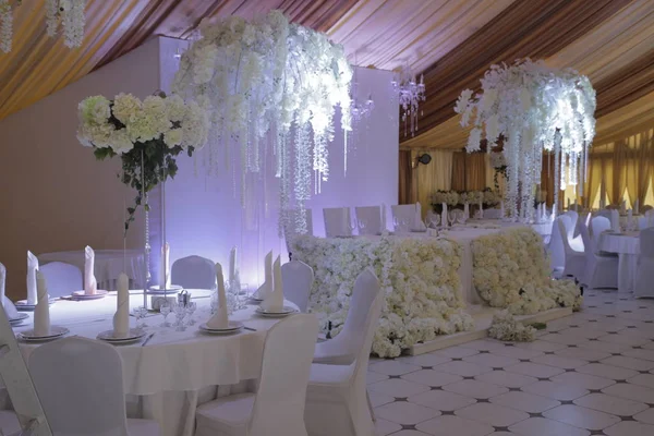 Sala Banquetes Blanco Decorado Con Arreglos Florales — Foto de Stock