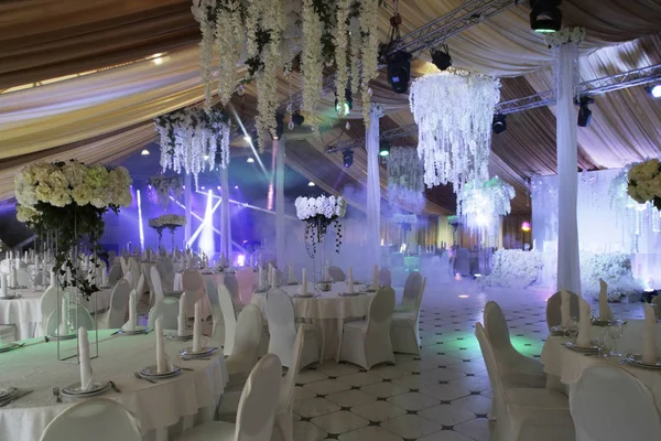 Una Habitación Para Banquete Blanco Decorado Con Arreglos Florales Iluminado — Foto de Stock