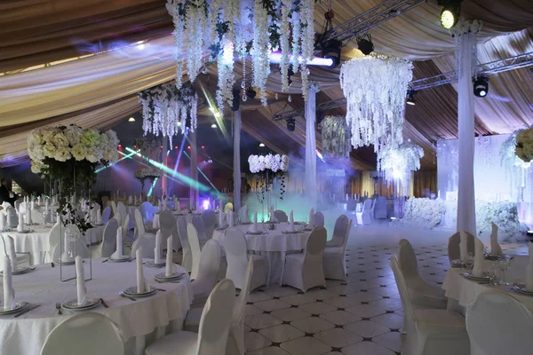 Una Habitación Para Banquete Blanco Decorado Con Arreglos Florales Iluminado — Foto de Stock