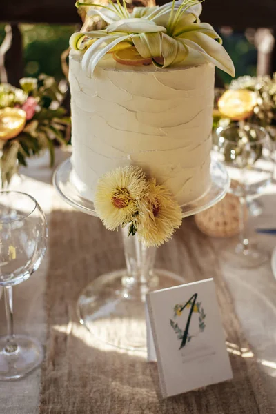 Ciasto Białą Śmietaną Ozdobione Liliami Astrami Plastrami Cytryny — Zdjęcie stockowe