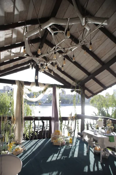 木のポーチで宴会枝で作られた装飾的なシャンデリア — ストック写真