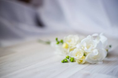 Tahta masadaki frezya çiçekleri