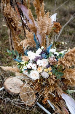 gelin ve kuru sazlık buketi, gül ve pamuk çiçek bir buket