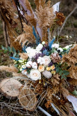 gelin ve kuru sazlık buketi, gül ve pamuk çiçek bir buket