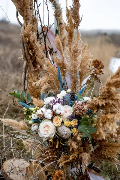 gelin ve kuru sazlık buketi, gül ve pamuk çiçek bir buket