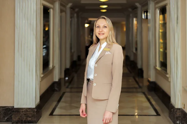 Receptioniste Begroet Bezoekers Met Een Glimlach Gang — Stockfoto