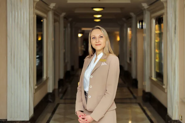 Réceptionniste Accueille Les Visiteurs Avec Sourire Dans Couloir — Photo