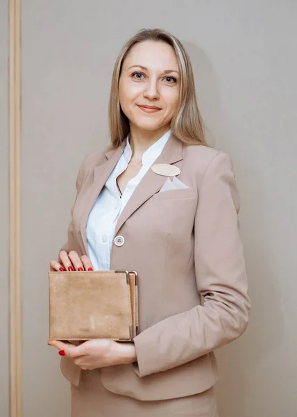 Vrouw Beige Uniform Een Grijze Achtergrond — Stockfoto