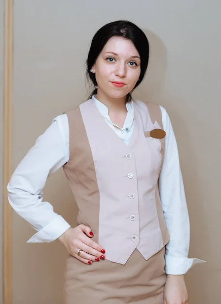 Femme Uniforme Beige Sur Fond Gris — Photo