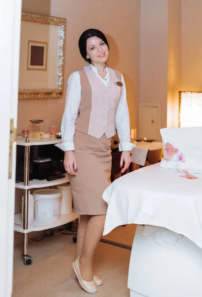 Frau Beiger Uniform Massageraum — Stockfoto