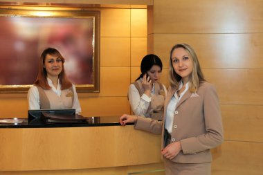 Ofiste üç kadın yönetici.