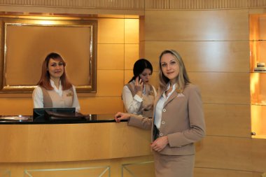 Ofiste üç kadın yönetici.